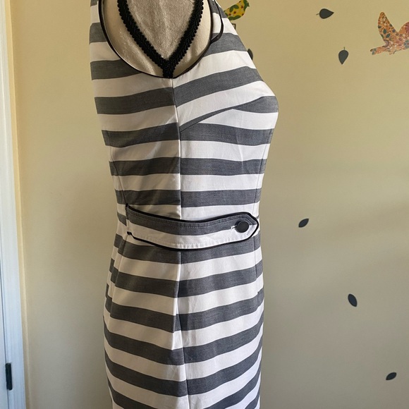 Great dress for daytime occasions. Beautiful fabric fully lined. - Picture 2 of 8